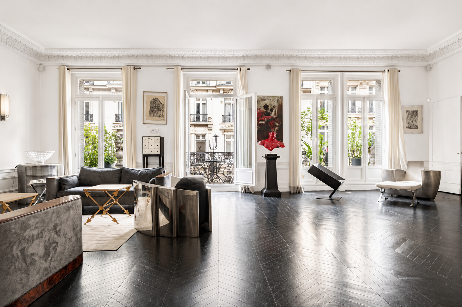 Salon aux canapés du Loft Triangle d'Or — moulures et lumière naturelle