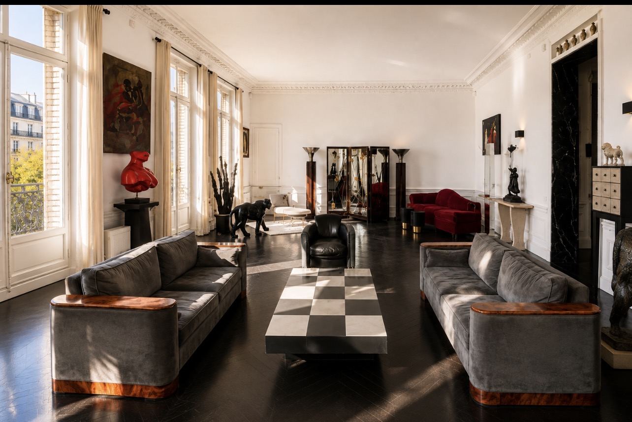 Grand salon haussmannien du Loft Triangle d'Or — moulures, hautes fenêtres et parquet en point de Hongrie