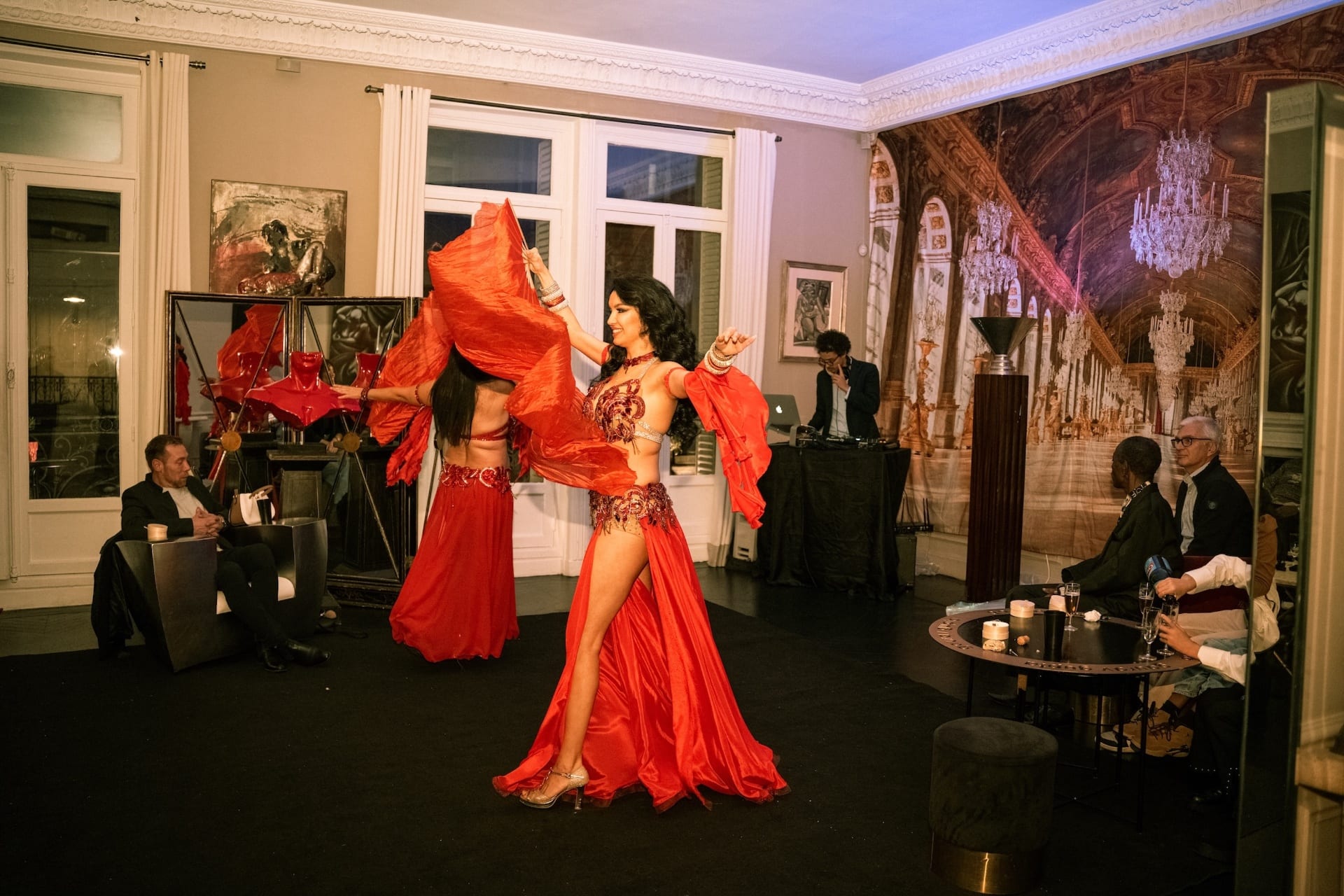 Danse orientale — voiles rouges & ambiance Versailles