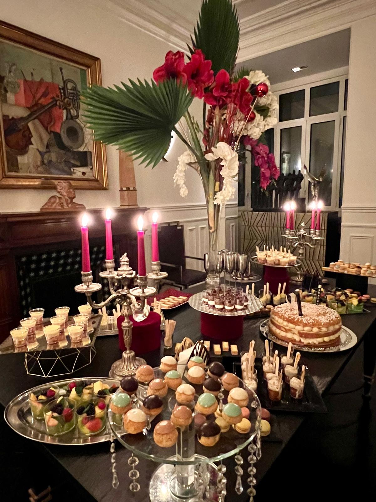 Buffet de pâtisseries avec choux et verrines