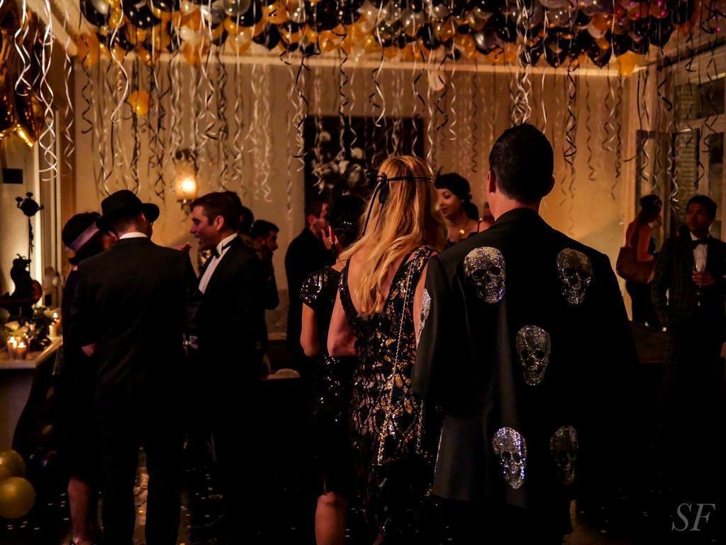 Soirée cocktail avec ballons et décoration festive