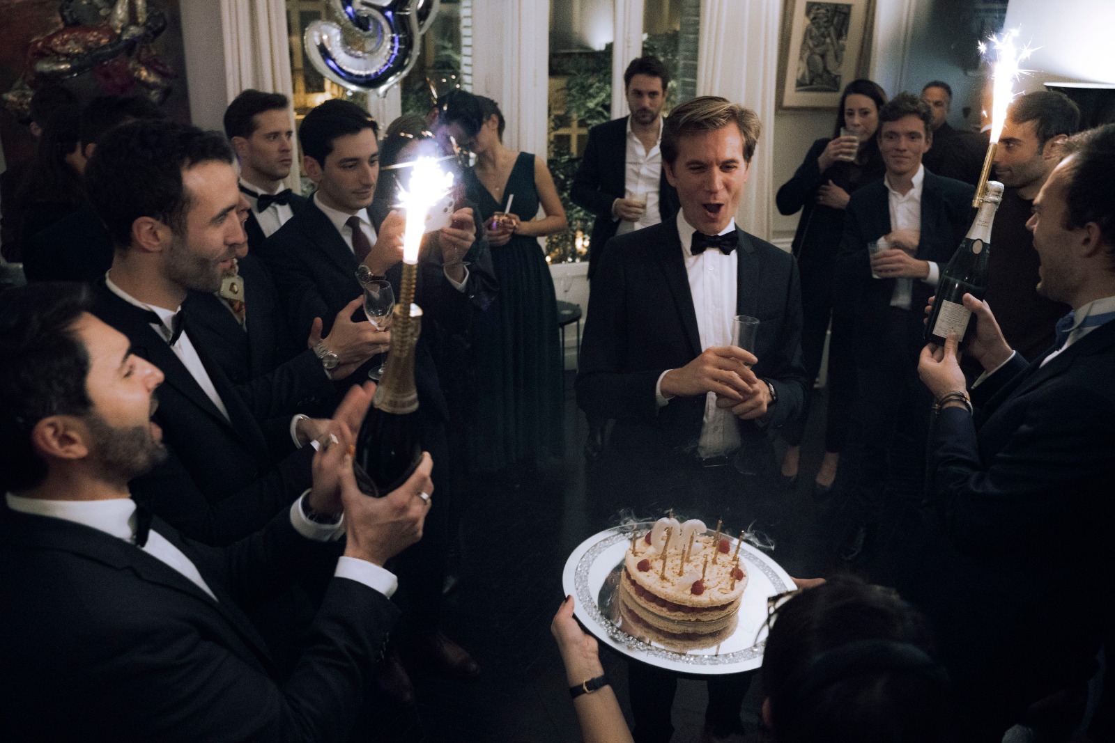 Célébration entre amis avec gâteau et champagne