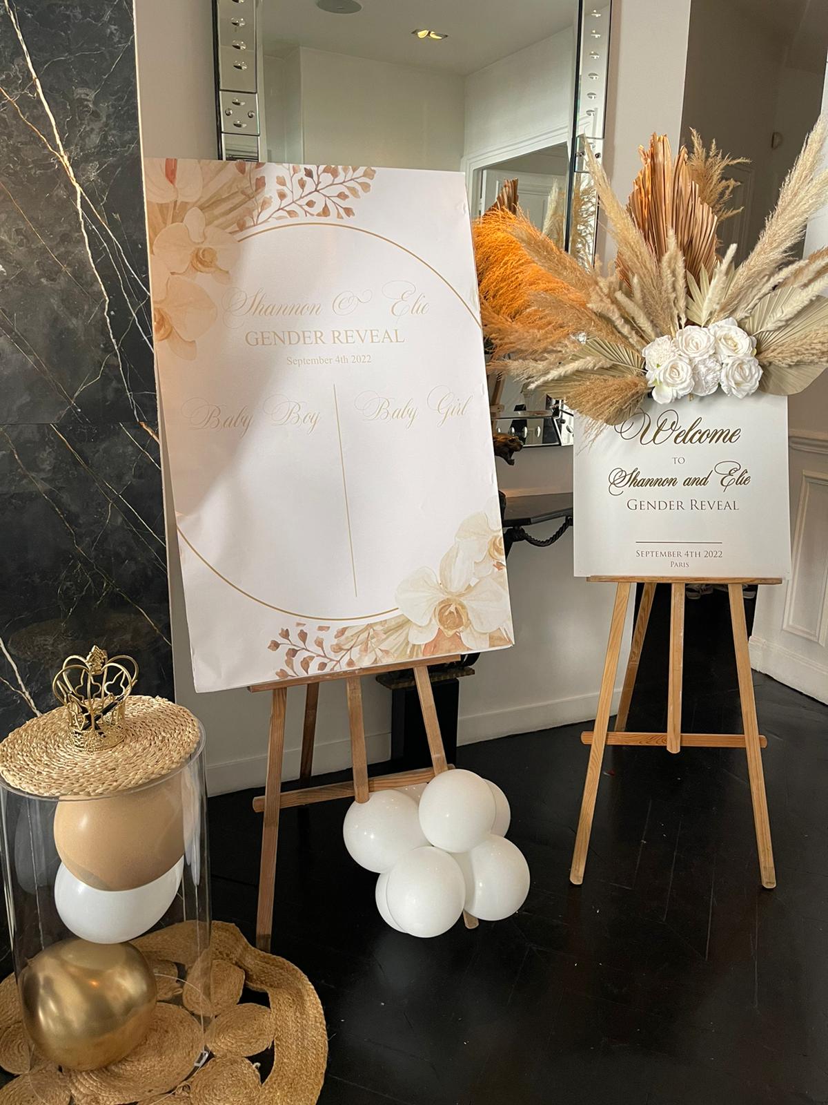 Panneaux gender reveal avec décoration florale dorée