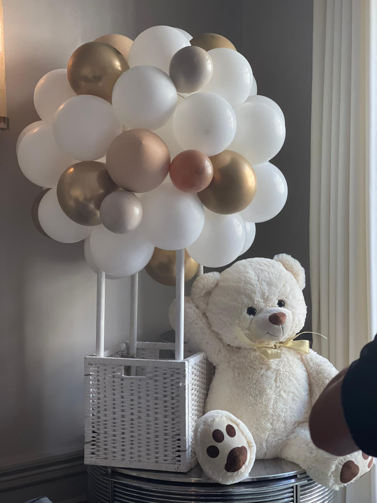 Montgolfière en ballons avec ourson en peluche