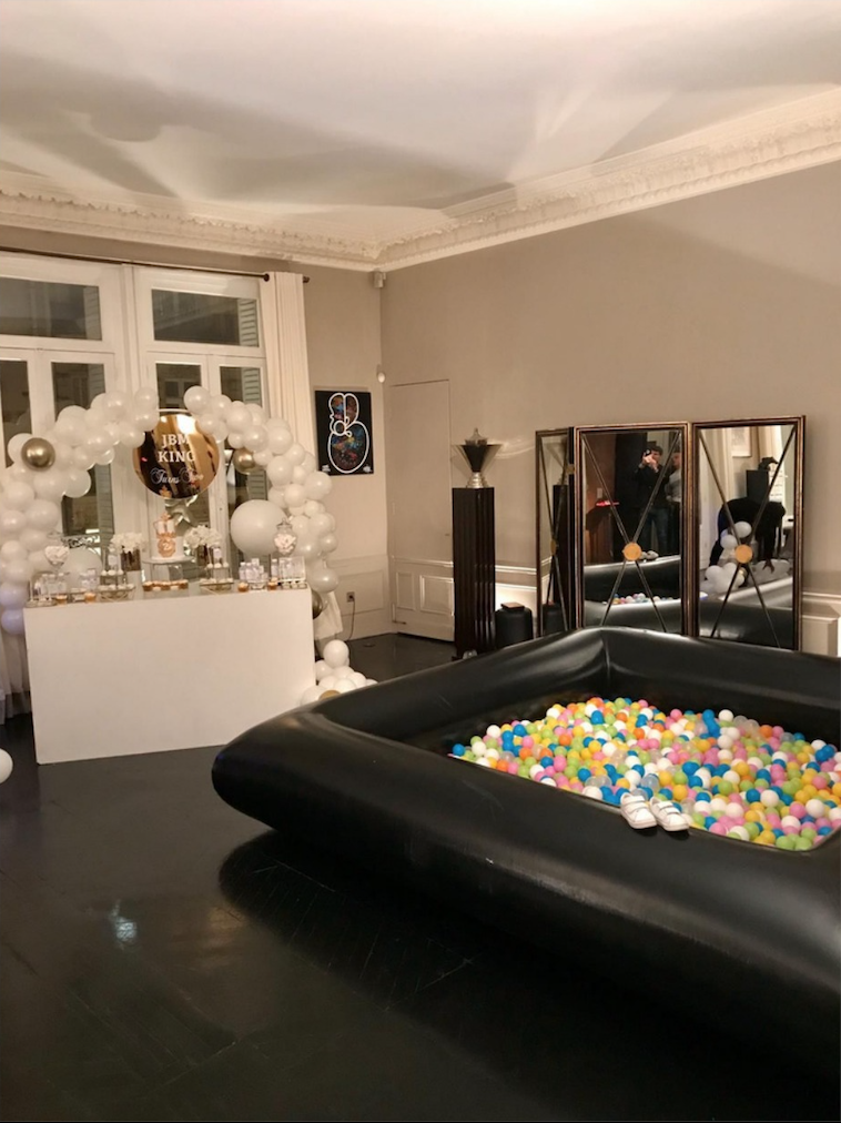 Salle baby shower avec piscine à balles et ballons