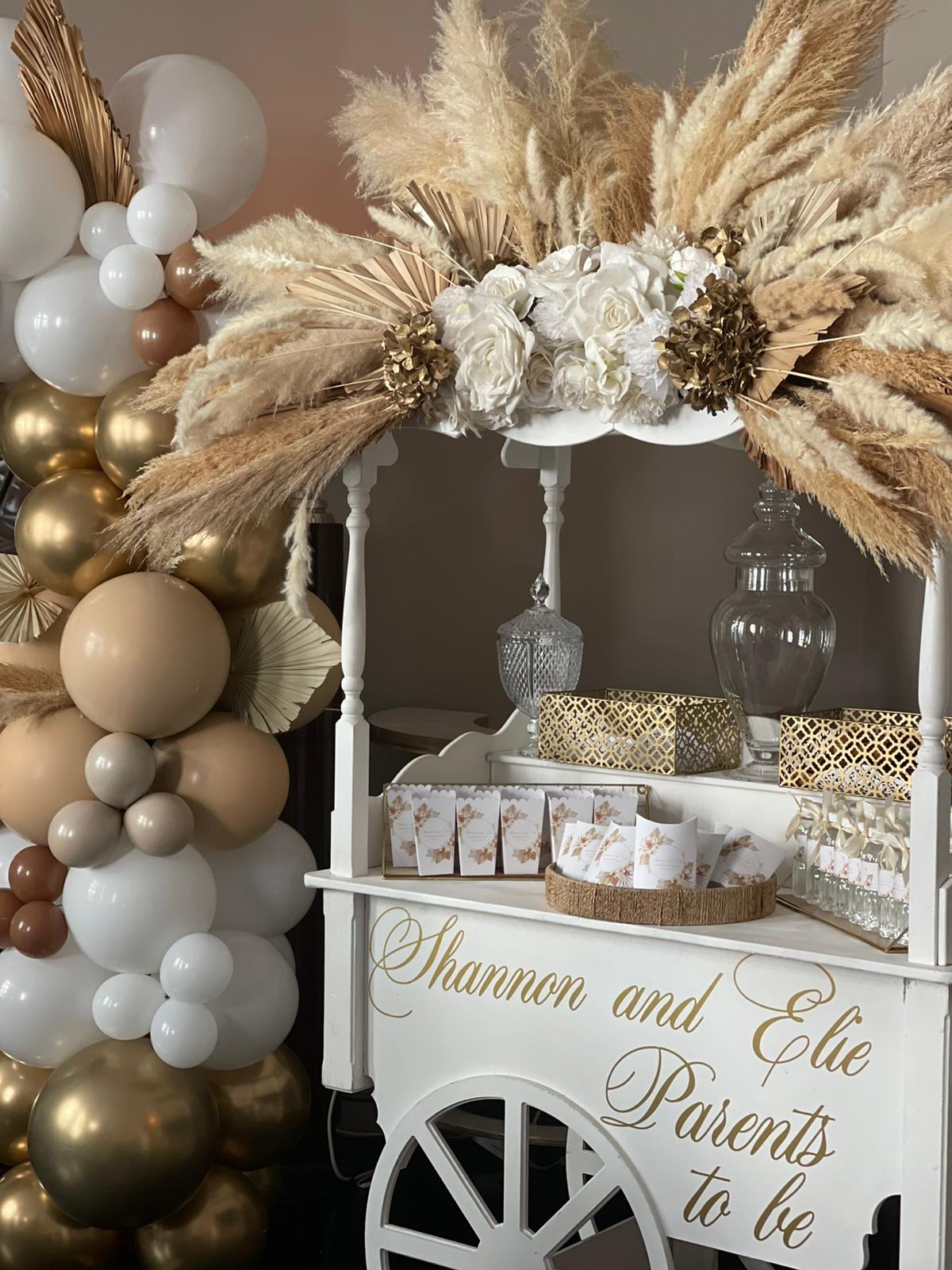 Chariot candy bar avec pampa et ballons dorés