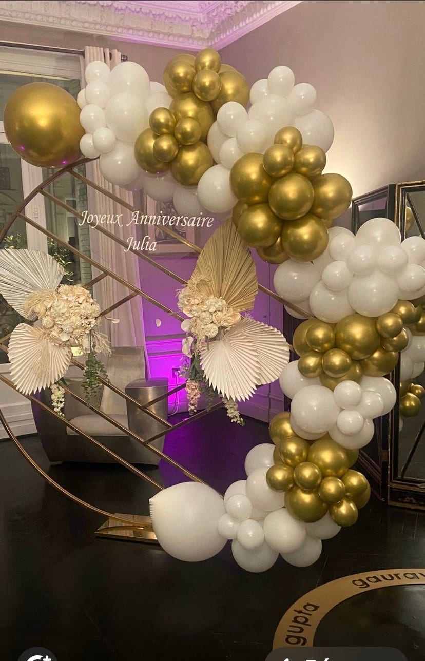 Arche dorée Joyeux Anniversaire avec ballons or et blancs et fleurs séchées