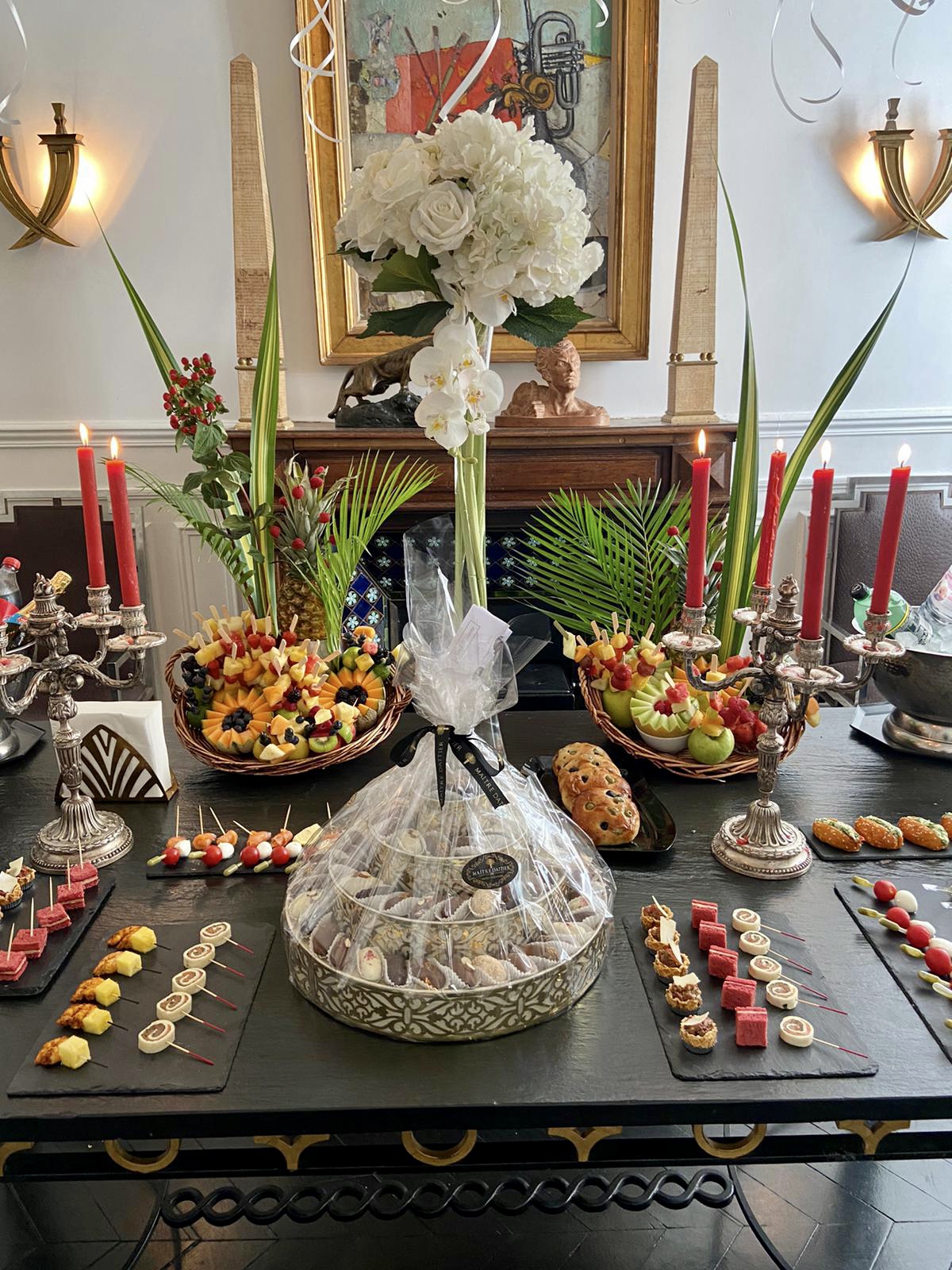 Buffet de mignardises et brochettes de fruits avec orchidées blanches