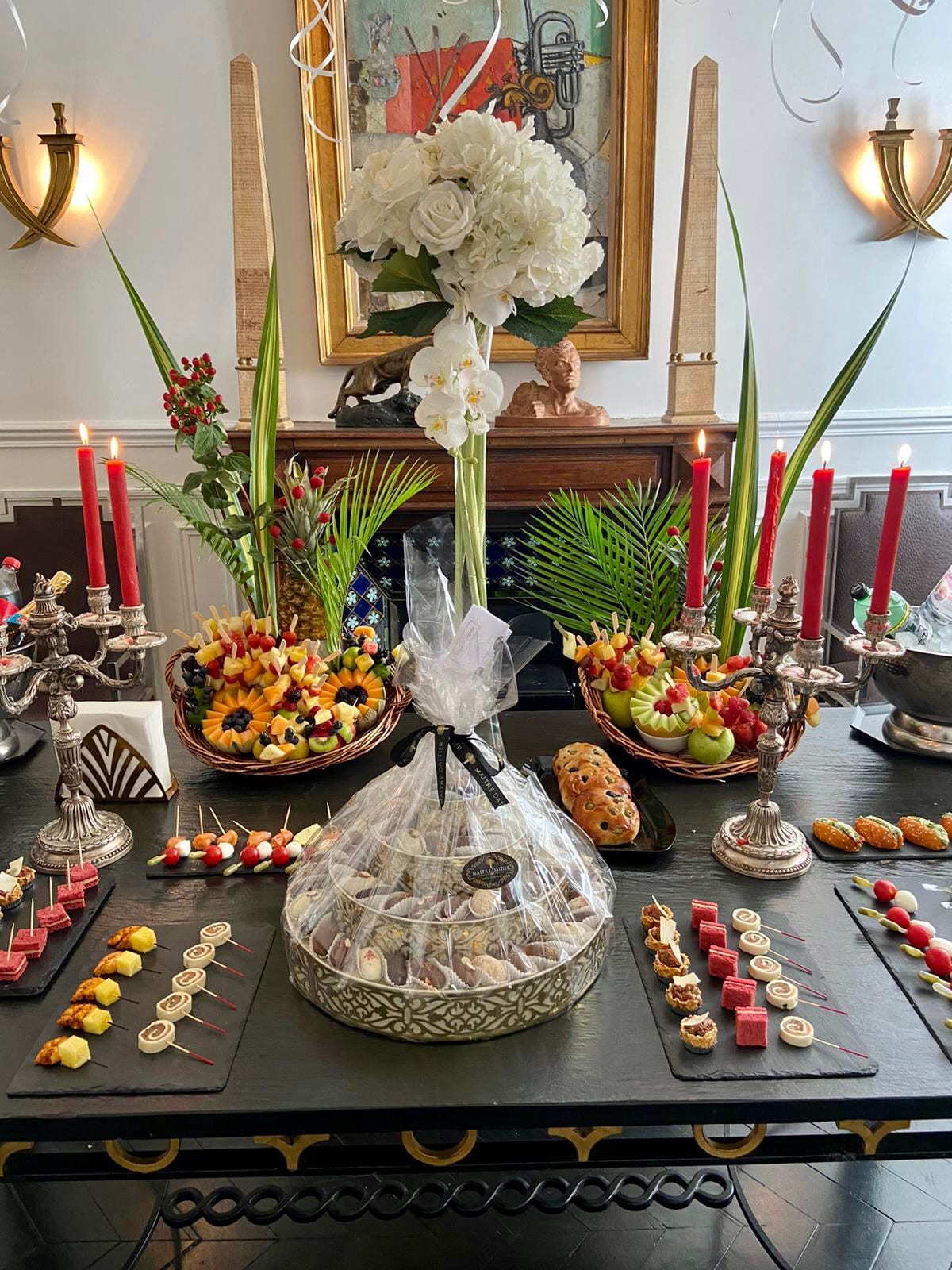 Buffet de mignardises et brochettes de fruits avec orchidées blanches
