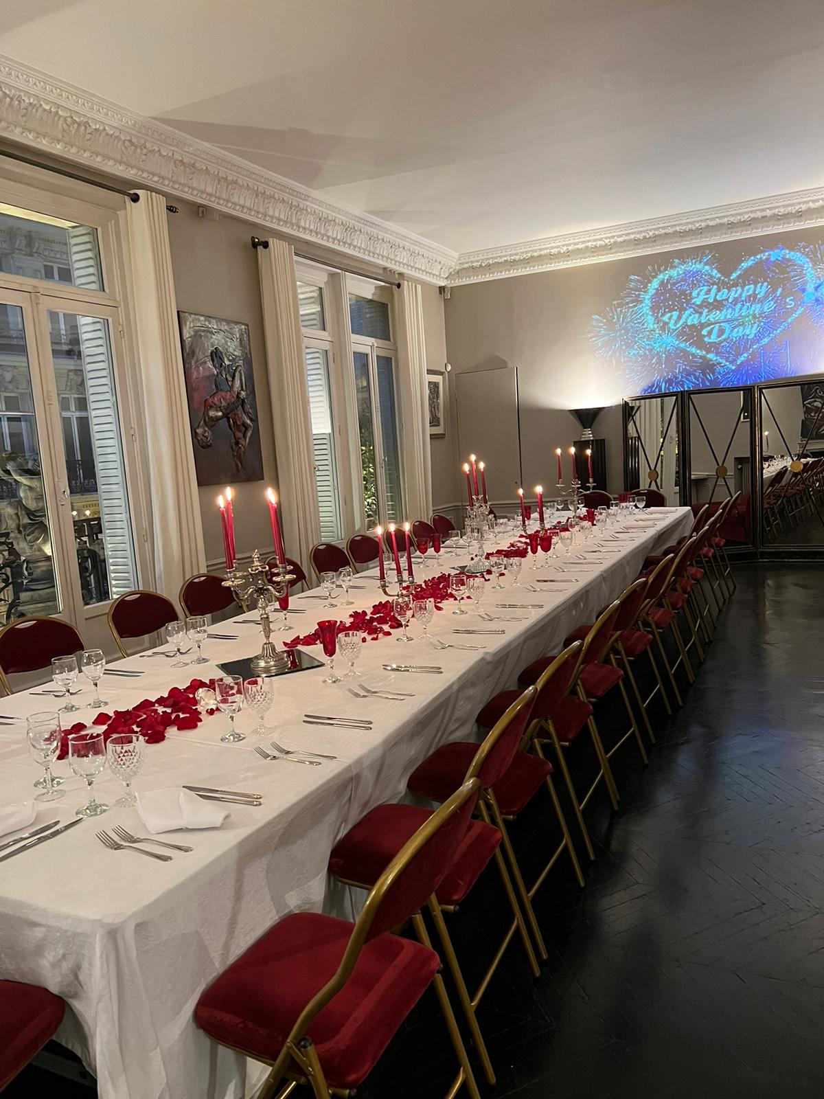 Dîner Saint-Valentin avec décoration rouge