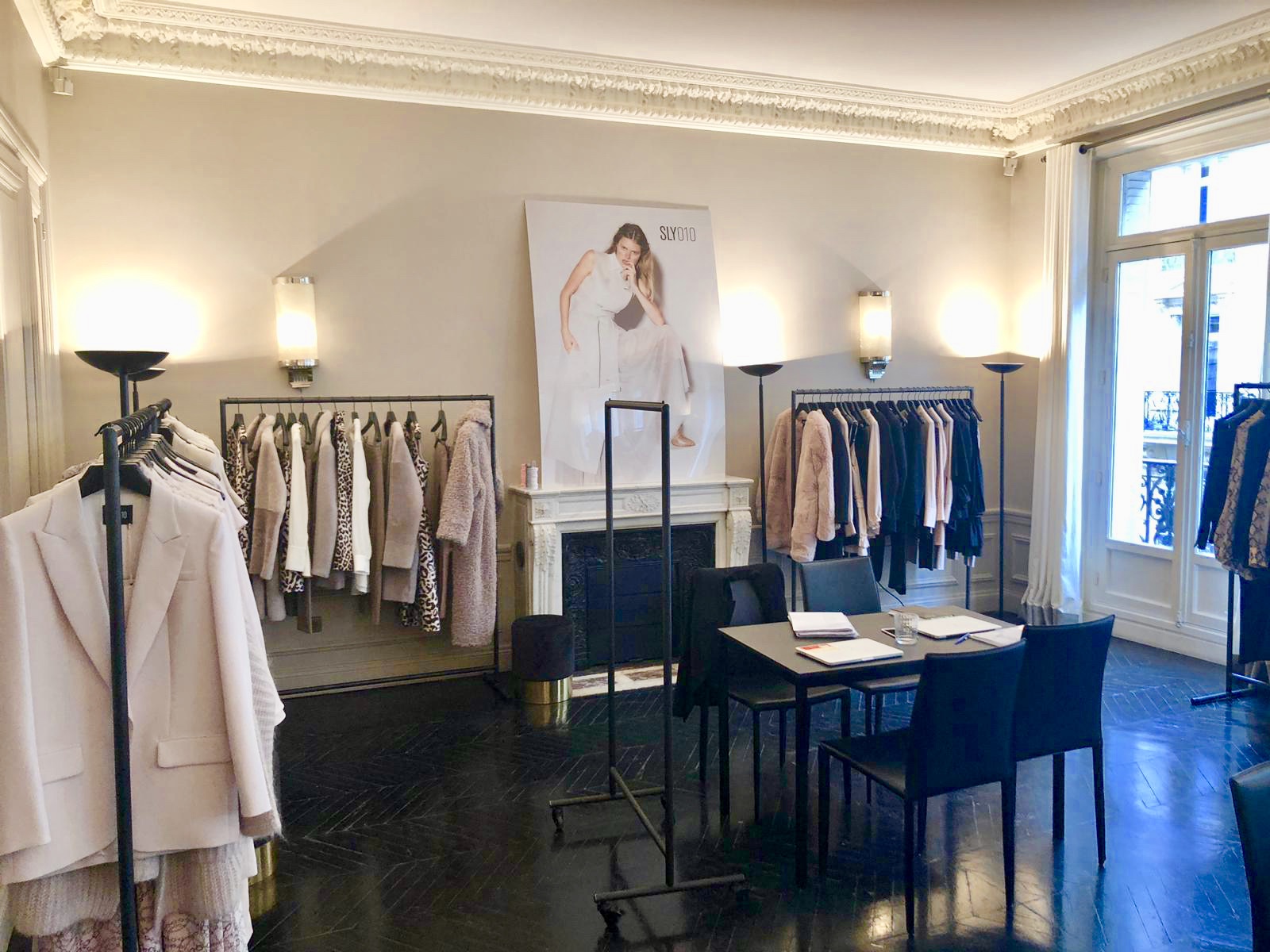 Fashion Week — salon haussmannien avec portants et présentoir SLY010