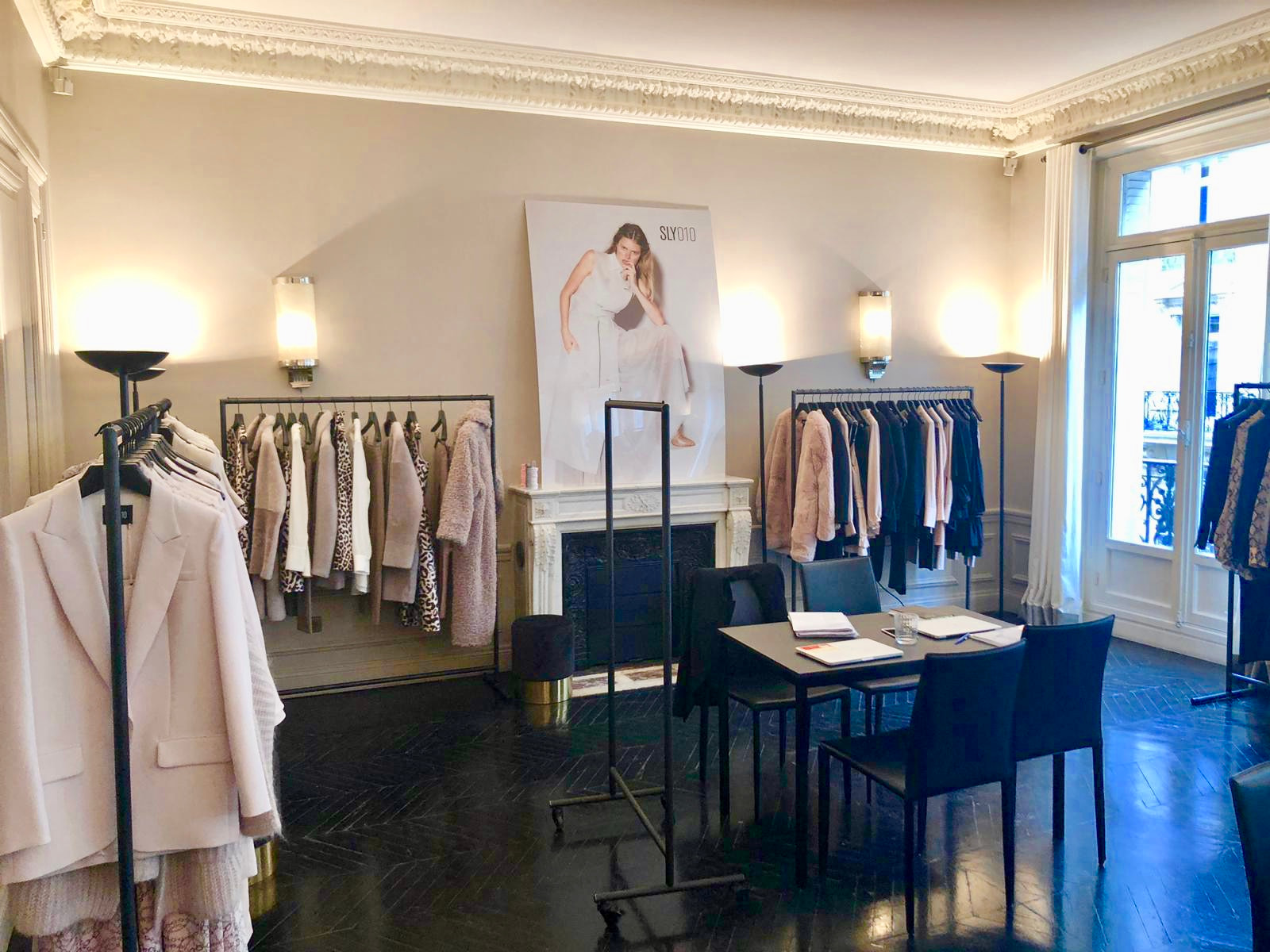 Fashion Week — salon haussmannien avec portants et présentoir SLY010