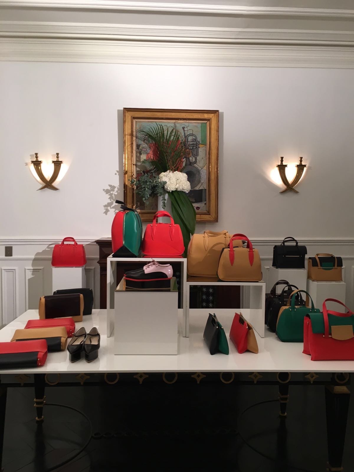 Fashion Week — présentation maroquinerie et sacs colorés