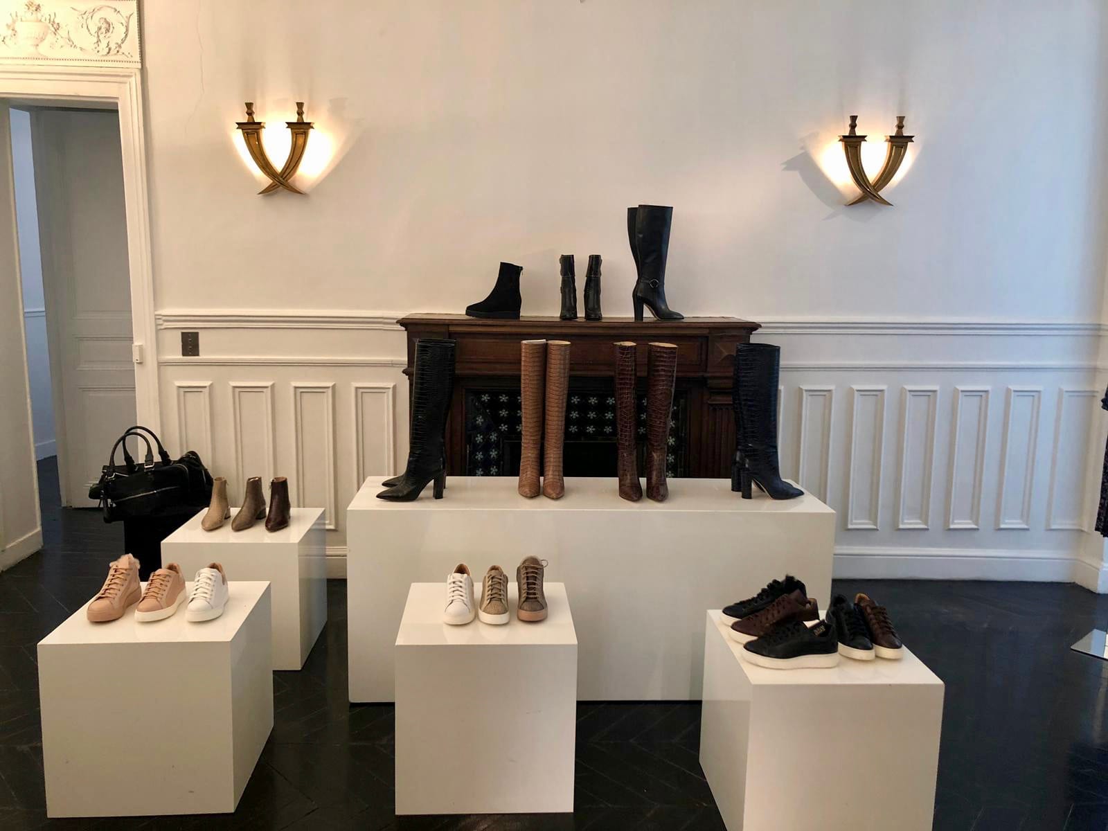 Fashion Week — exposition chaussures et bottes sur cubes blancs