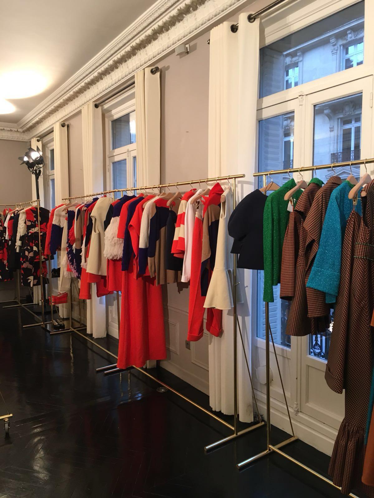 Fashion Week — collection robes près des fenêtres haussmanniennes