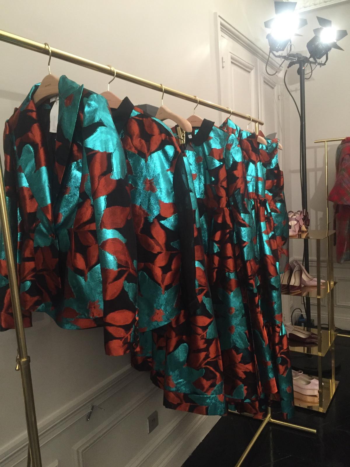 Fashion Week — pièces couture imprimé floral turquoise et rouge