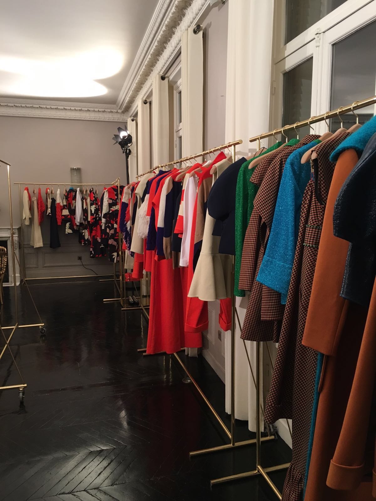 Fashion Week — perspective sur portants dorés et collection