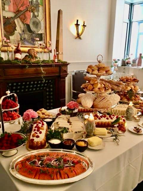 Buffet gourmand — pièces montées, saumon fumé et pâtisseries dans le salon haussmannien