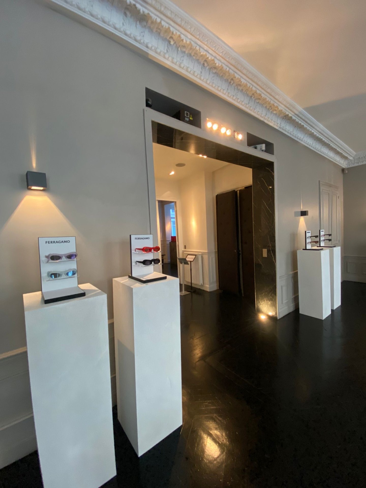 Ferragamo — espace d'accueil avec scénographie épurée