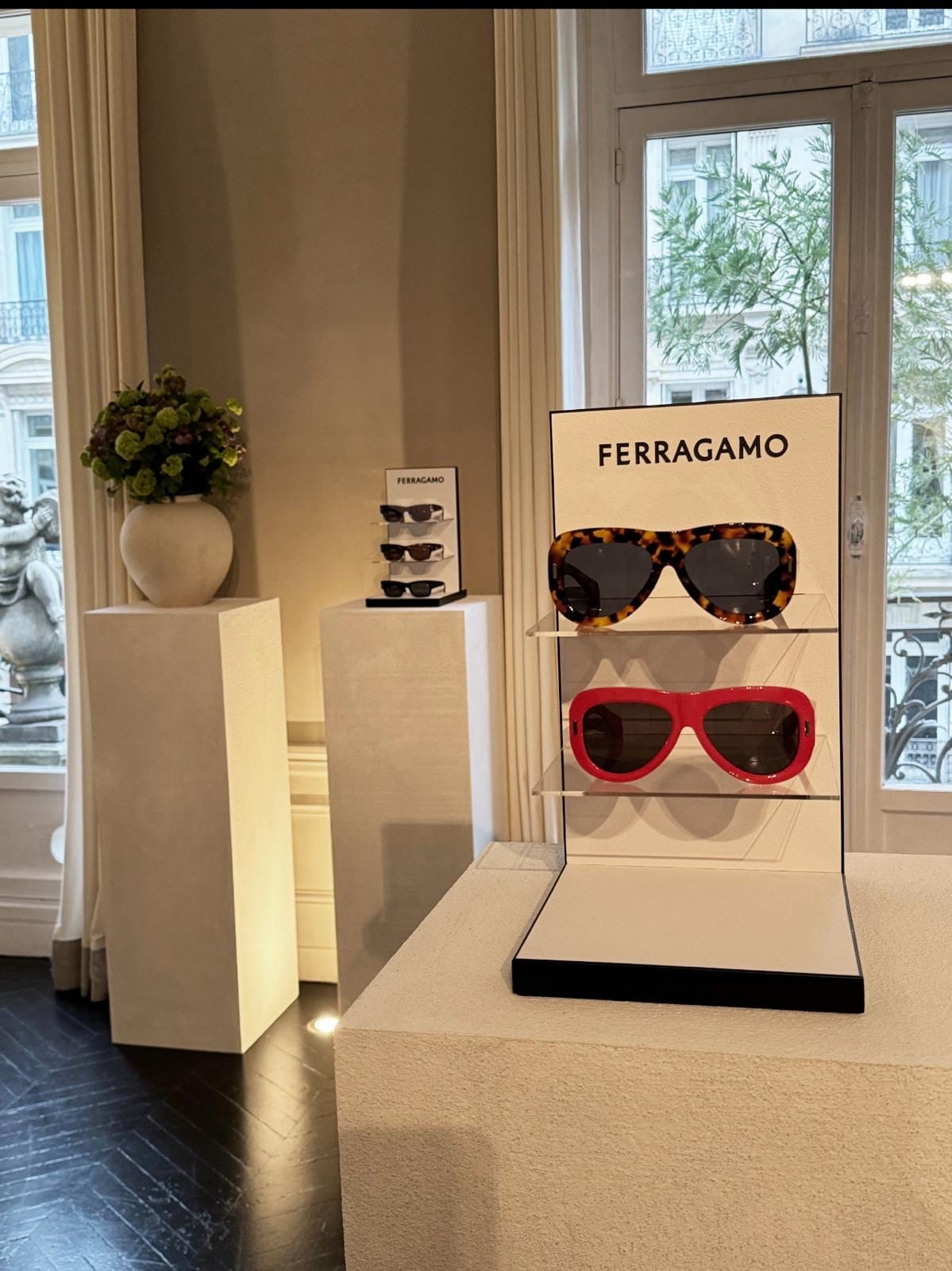 Ferragamo — lunettes en présentation près de la fenêtre
