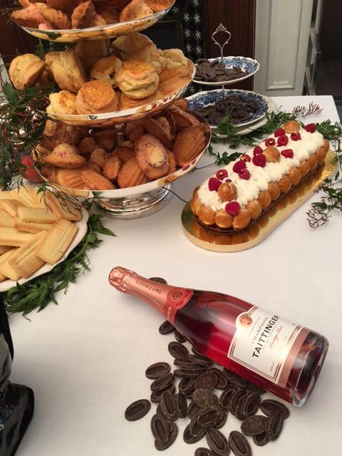 Mise en scène tea-time — madeleines, financiers, Saint-Honoré framboise et champagne Taittinger rosé