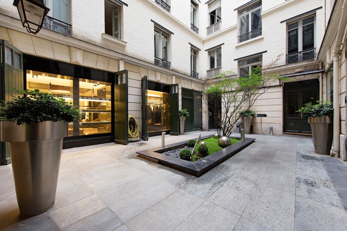 Cour intérieure haussmannienne du 18 rue Marbeuf, façade pierre et patio végétalisé