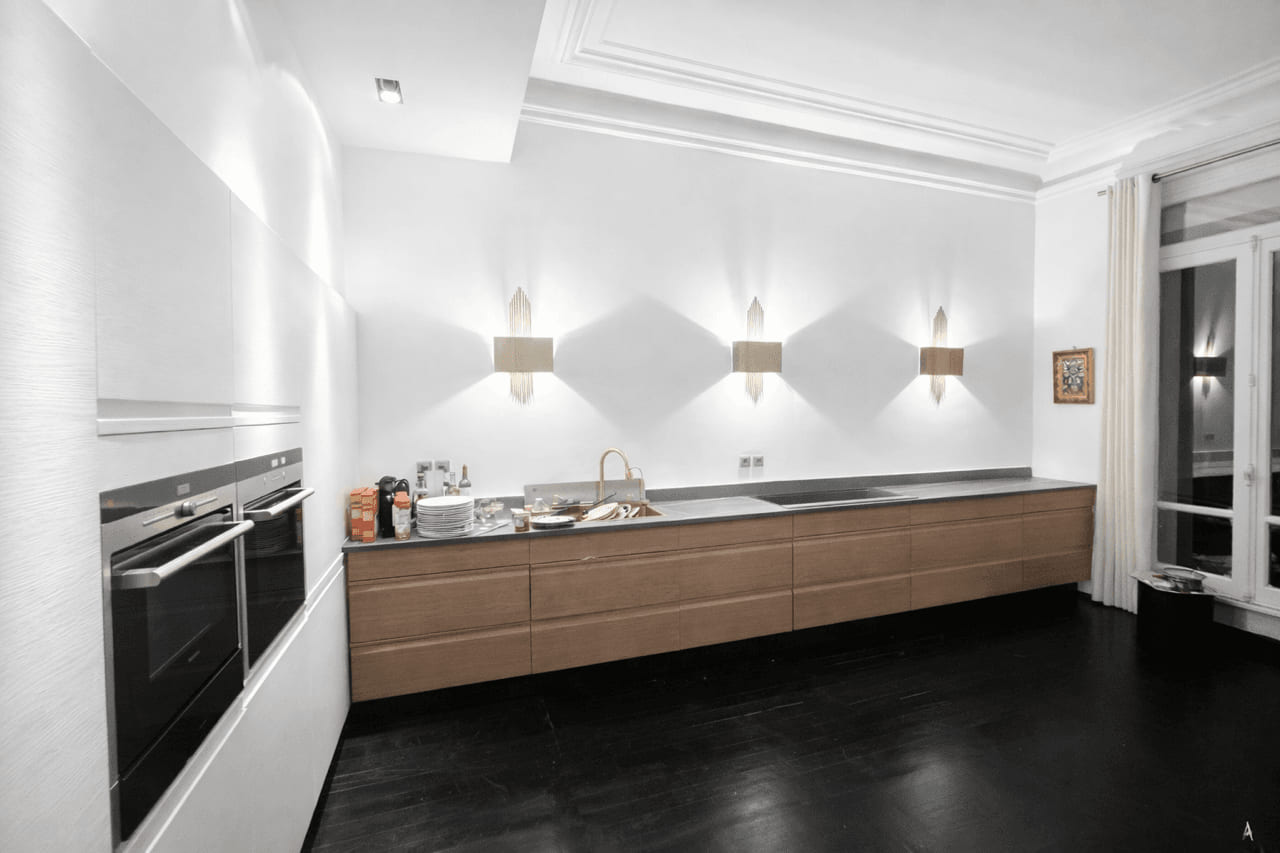 Cuisine professionnelle du loft, prête pour le traiteur