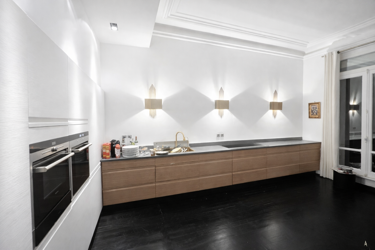 Cuisine professionnelle du Loft Triangle d'Or — espace traiteur prêt pour les plus grandes maisons