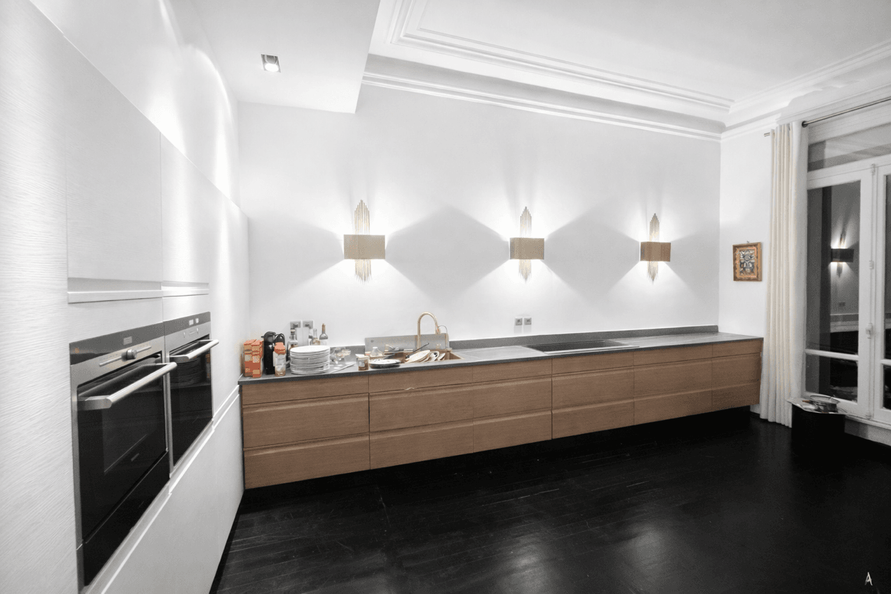 Cuisine professionnelle du Loft Triangle d'Or — espace traiteur prêt pour les plus grandes maisons