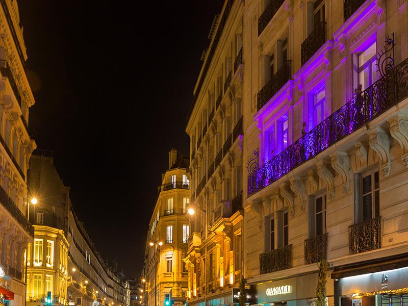 Façade du loft illuminée de nuit, rue Marbeuf, Paris 8ᵉ