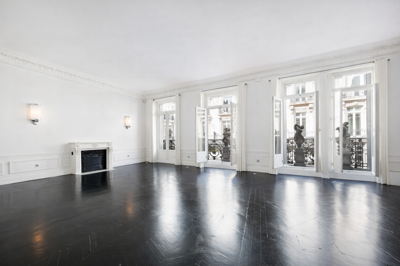 Grand salon haussmannien du Loft Triangle d'Or — moulures, hautes fenêtres et parquet en point de Hongrie