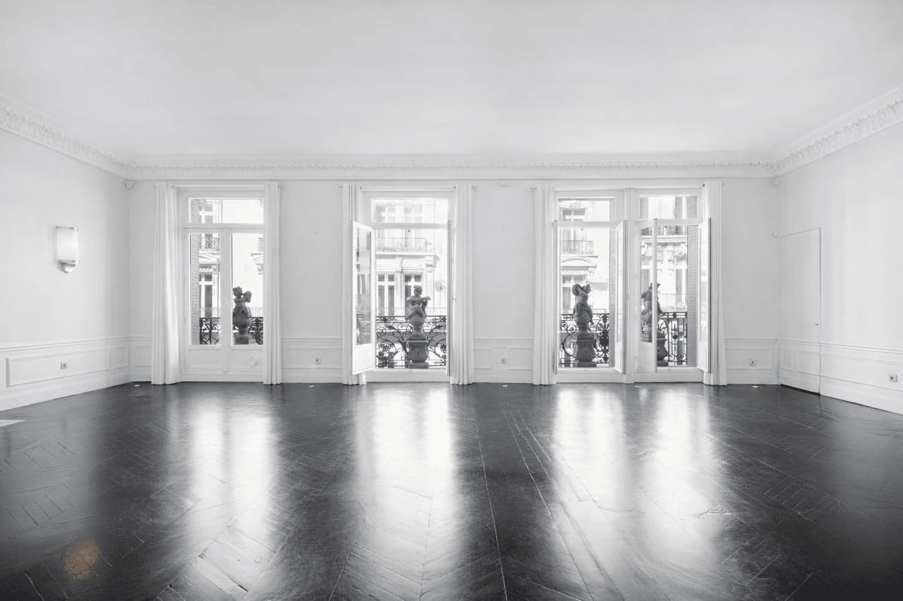 Grand salon vide, balcons filants sur la rue Marbeuf