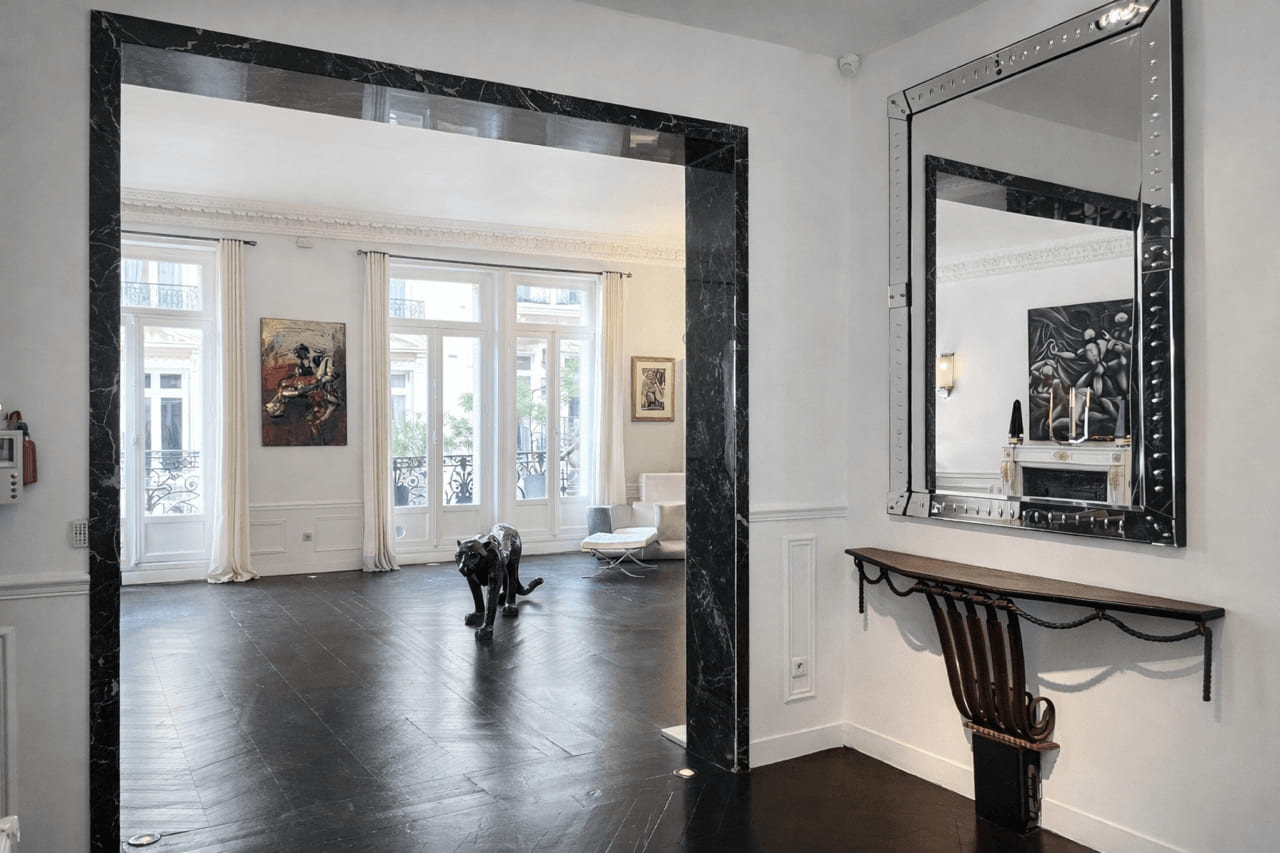 Vestibule en marbre noir, miroir d'apparat et console