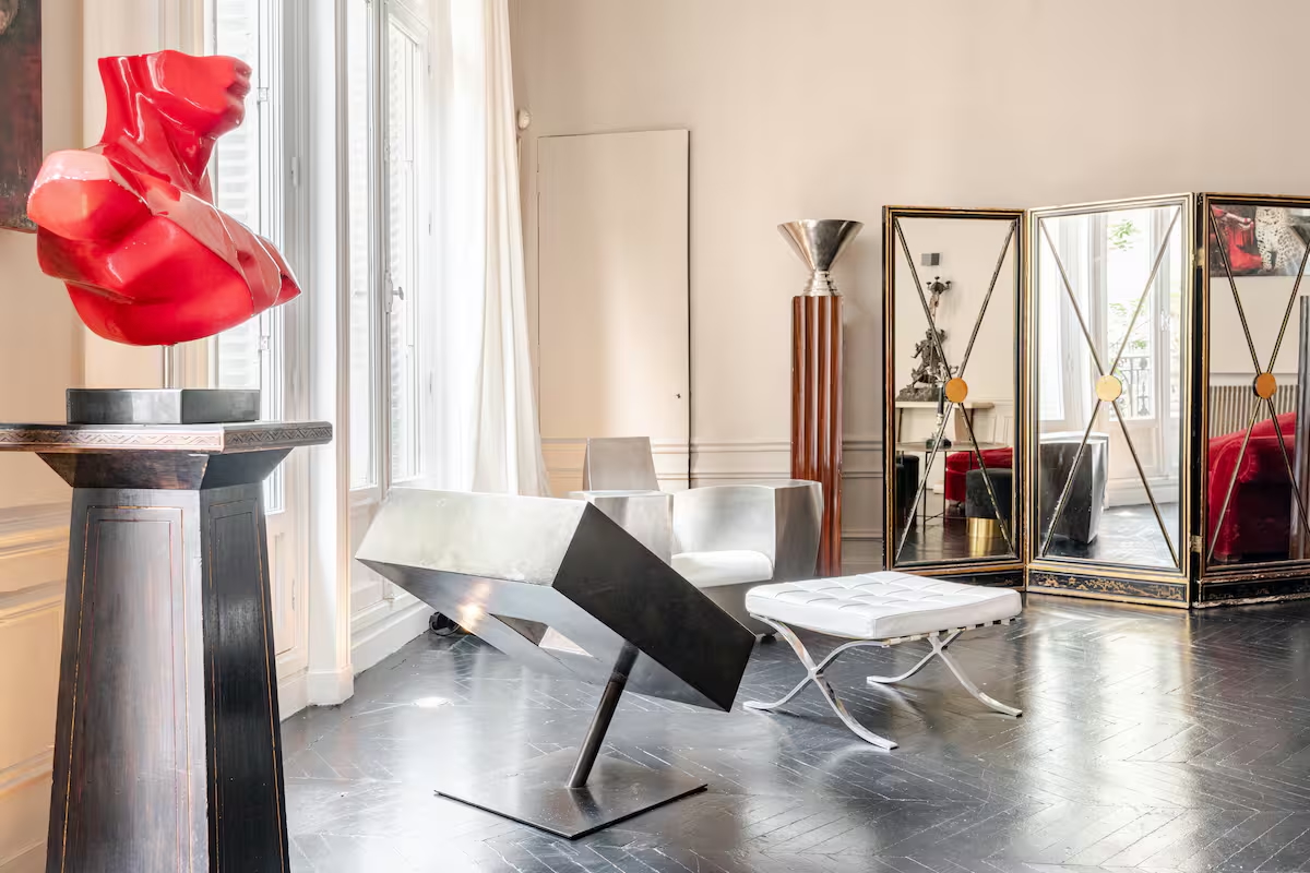 Grand salon avec sculptures contemporaines — Loft Triangle d'Or