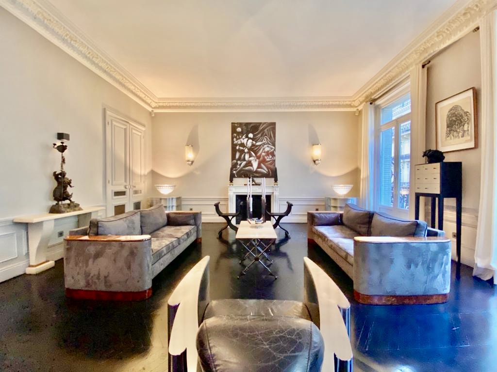 Salon avec cheminée et canapés velours — Loft Triangle d'Or