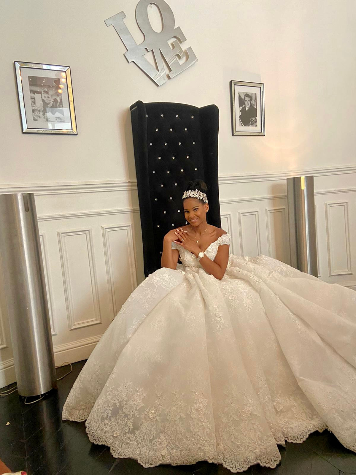 Mariée élégante dans le loft