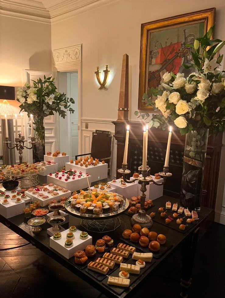 Dîner de mariage — tables longues et bougies