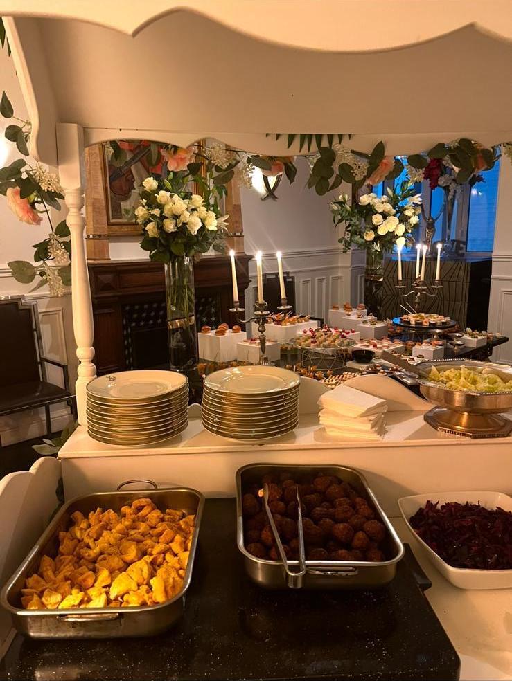 Buffet traiteur élégant avec décoration florale
