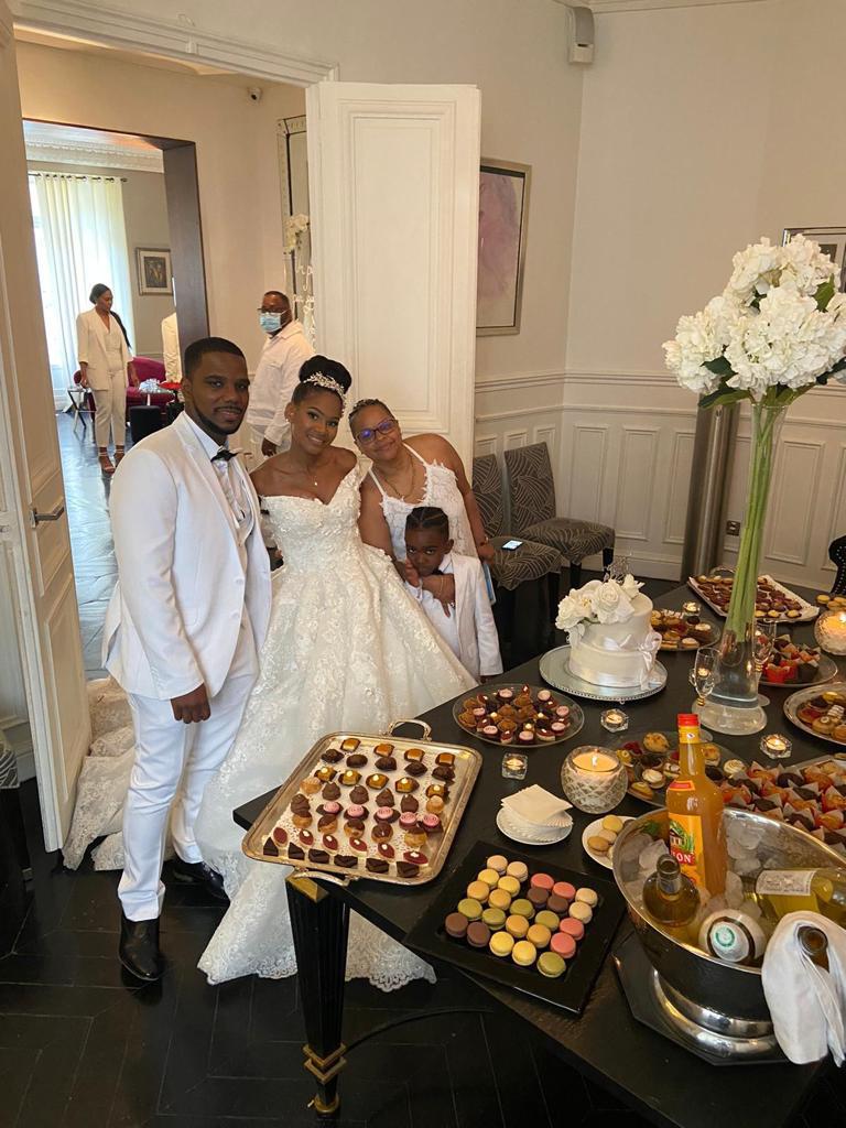 Les mariés devant le buffet de desserts