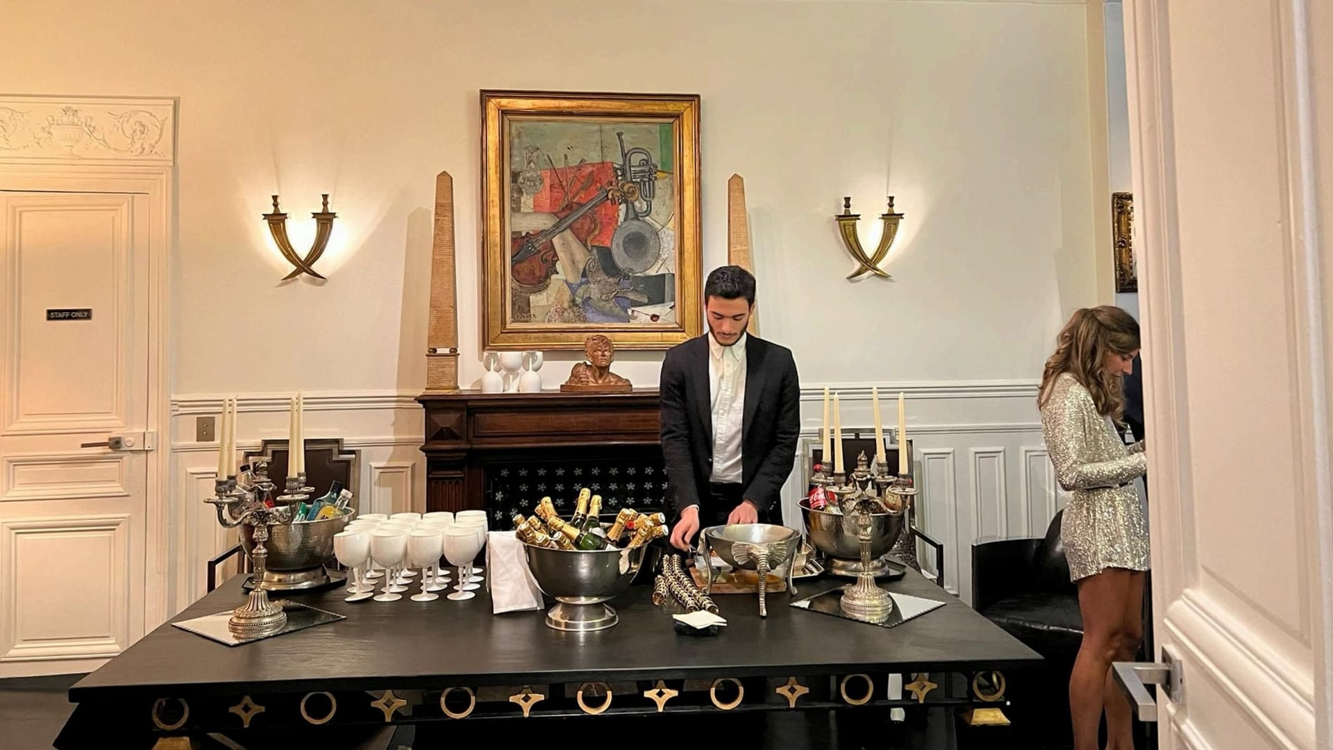 Bar privatif du loft — champagnes, cristallerie et barman
