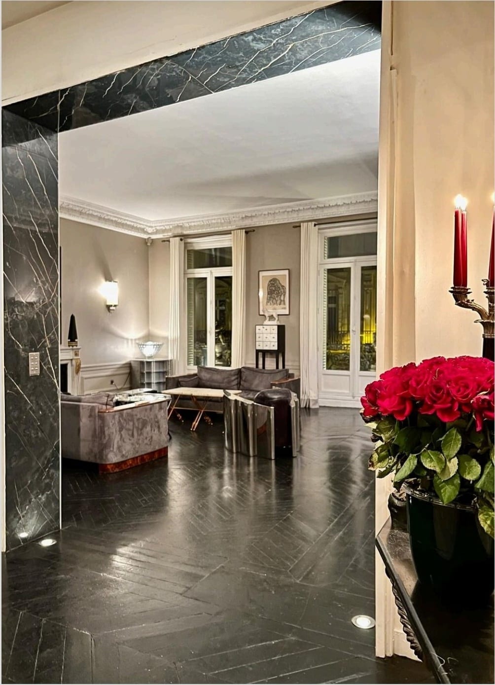 Salon en marbre noir et bouquet de roses rouges