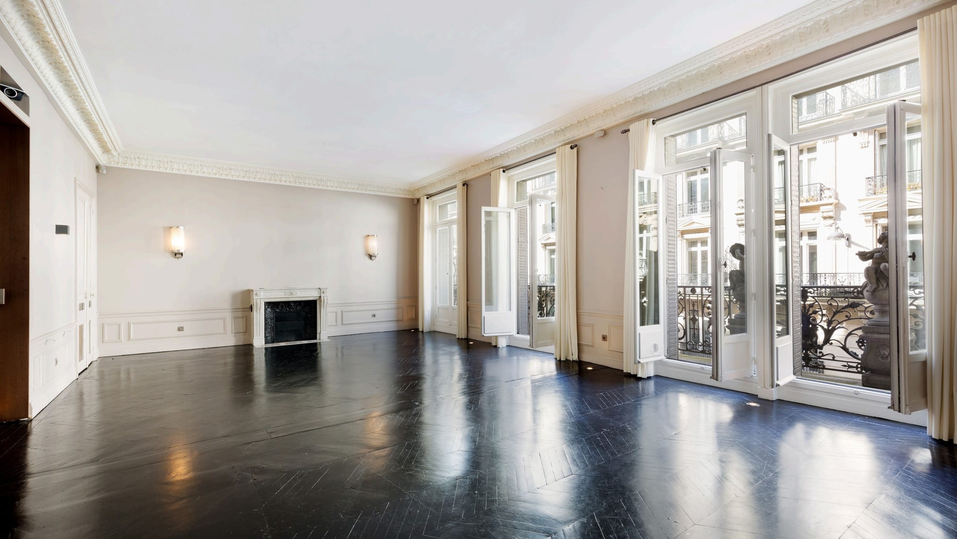 Hautes fenêtres haussmanniennes et parquet chevron noir