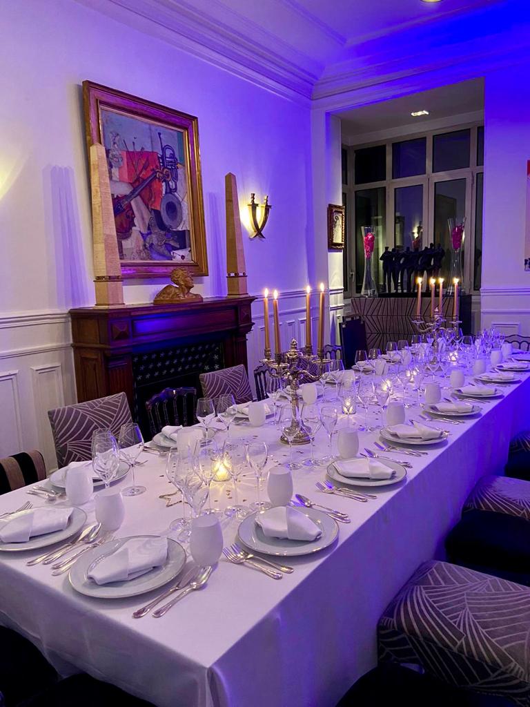 Dîner familial avec éclairage violet ambiance