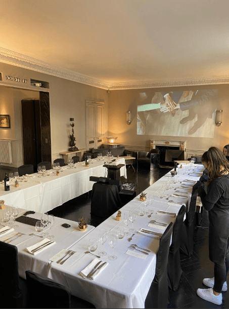 Dîner-réunion en U avec projection sur grand écran
