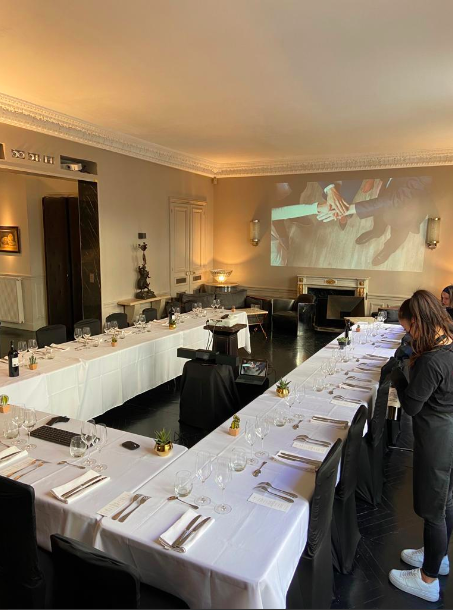 Dîner-réunion en U avec projection sur grand écran