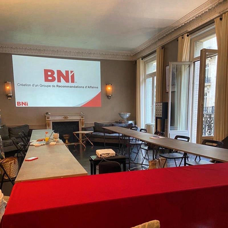 Comité de direction dans le salon haussmannien du loft