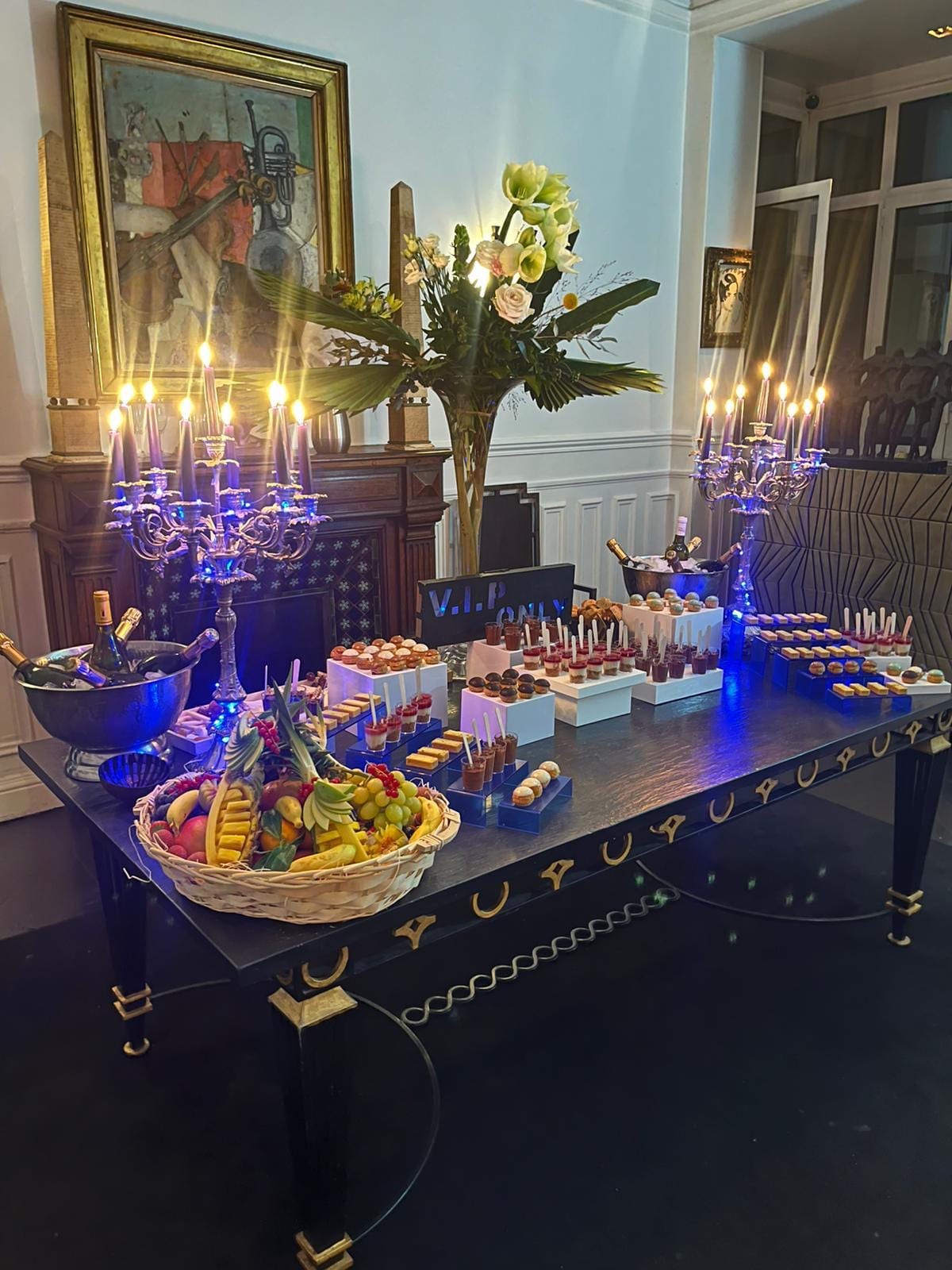 Buffet VIP — candélabres & corbeille de fruits