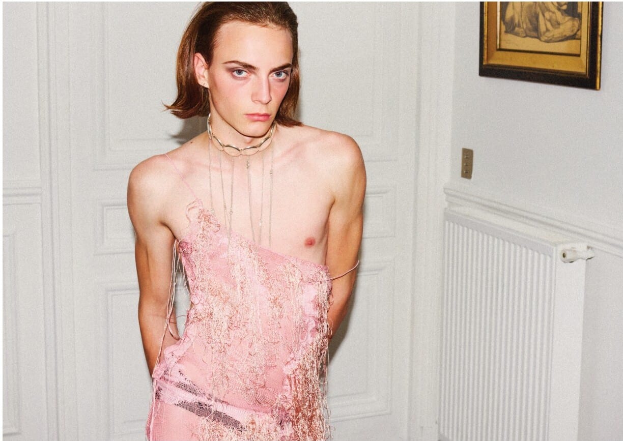 Robe rose Lou de Bètoly avec collier Wouters & Hendrix