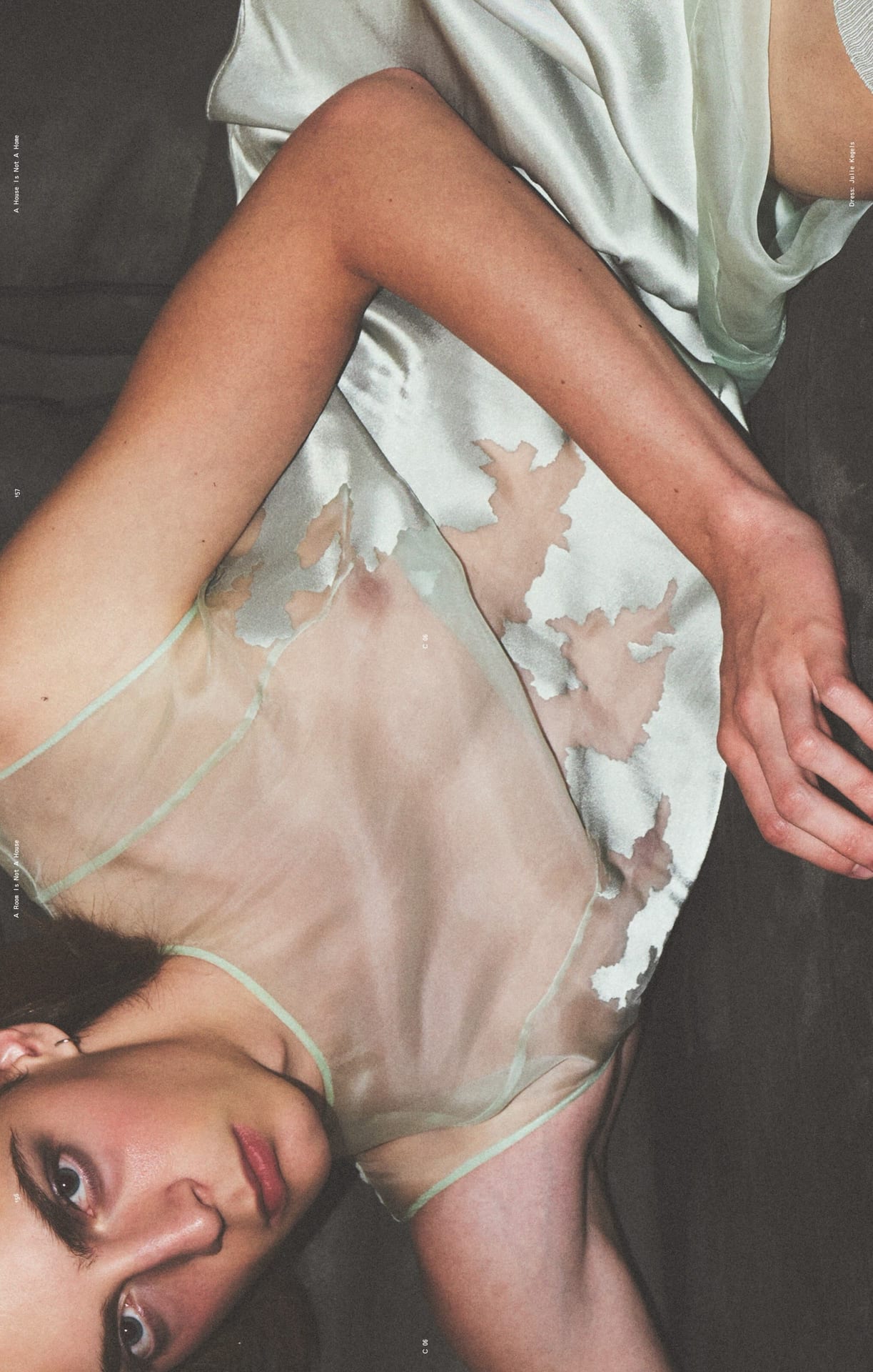 Robe verte transparente Julie Kegels en pose alanguie