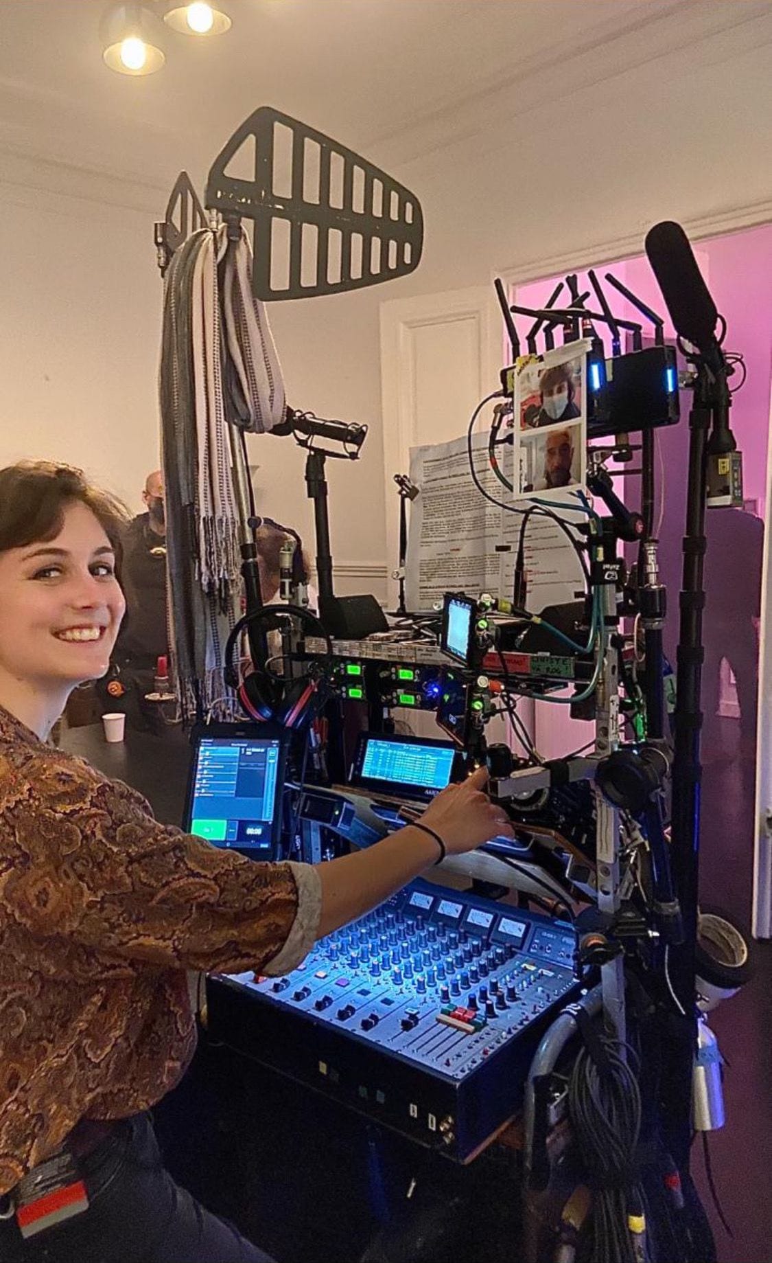 Régie son avec ingénieure et console de mixage